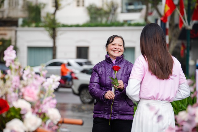 Hé lộ “nhân vật” được Ecopark tỏ tình bằng 99.999 bông hoa hồng trong Valentine? - Ảnh 7.